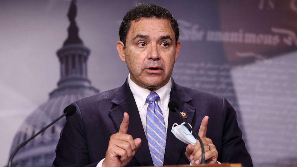 FOTO: El representante Henry Cuellar habla durante una conferencia de prensa en el. Capitolio el 30 de julio de 2021 en Washington, DC