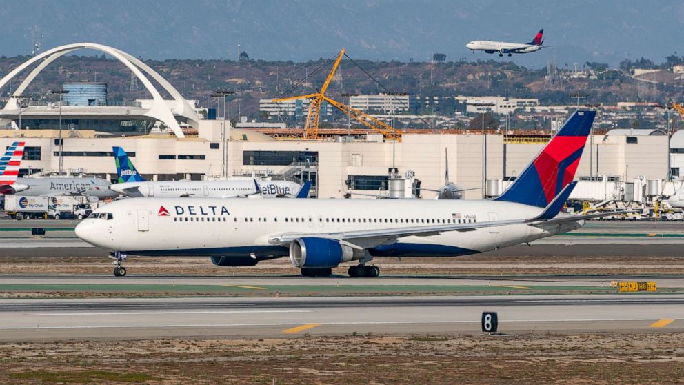 FAA fines $ 27,500 for Delta passengers who allegedly hit flight attendant