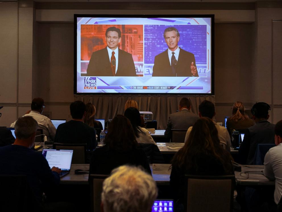 PHOTO: Journalists watch Florida Governor and Republican presidential candidate Ron DeSantis debate California Governor Gavin Newsom on a screen in the media room, in Alpharetta, Georgia, Nov. 30, 2023. 