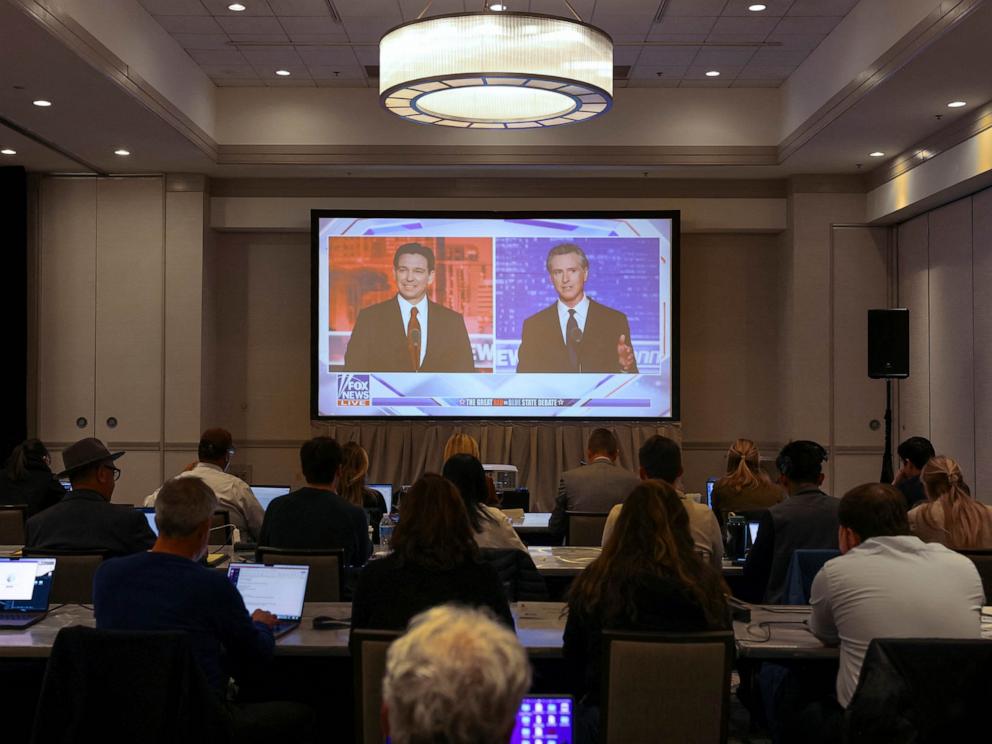 PHOTO: Journalists watch Florida Governor and Republican presidential candidate Ron DeSantis debate California Governor Gavin Newsom on a screen in the media room, in Alpharetta, Nov. 30, 2023.