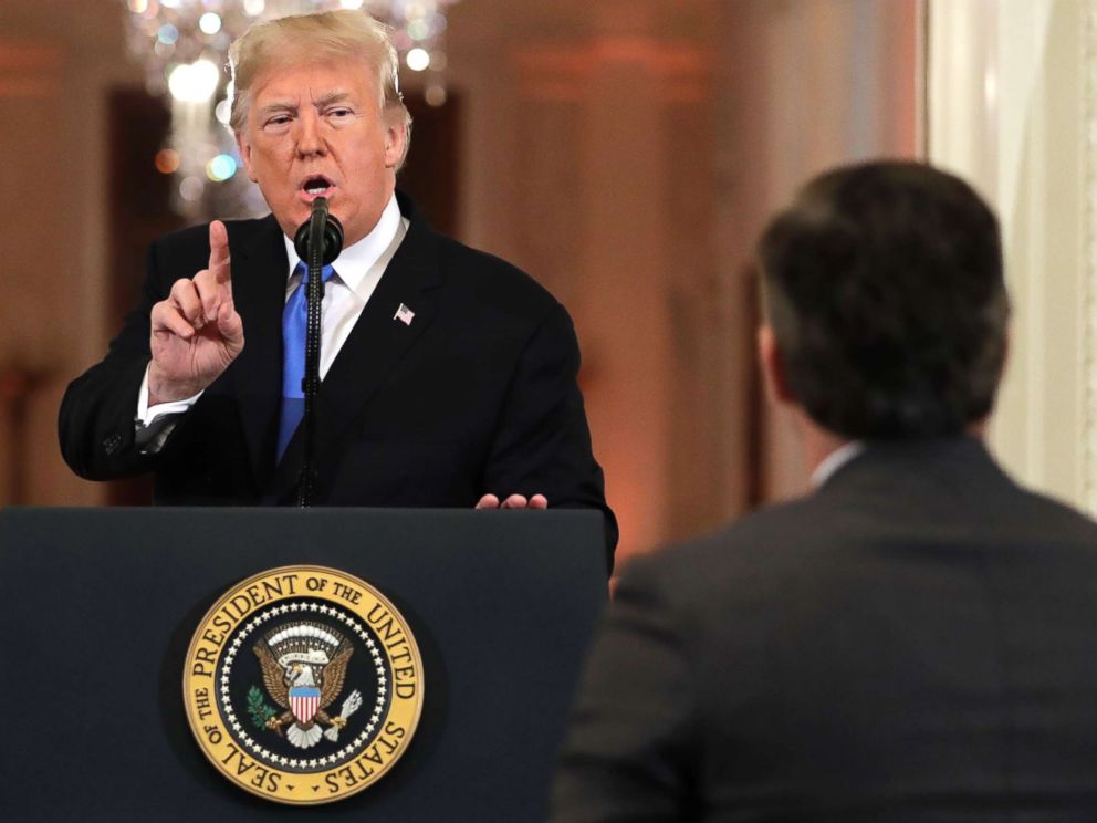 ΦΩΤΟΓΡΑΦΙΑ: Ο Πρόεδρος Donald Trump μιλά ως CNNs Jim Acosta, στέκεται δεξιά, ακούει, κατά τη διάρκεια συνέντευξης τύπου στο East Room του Λευκού Οίκου, στις 7 Νοεμβρίου 2018, στην Ουάσινγκτον.