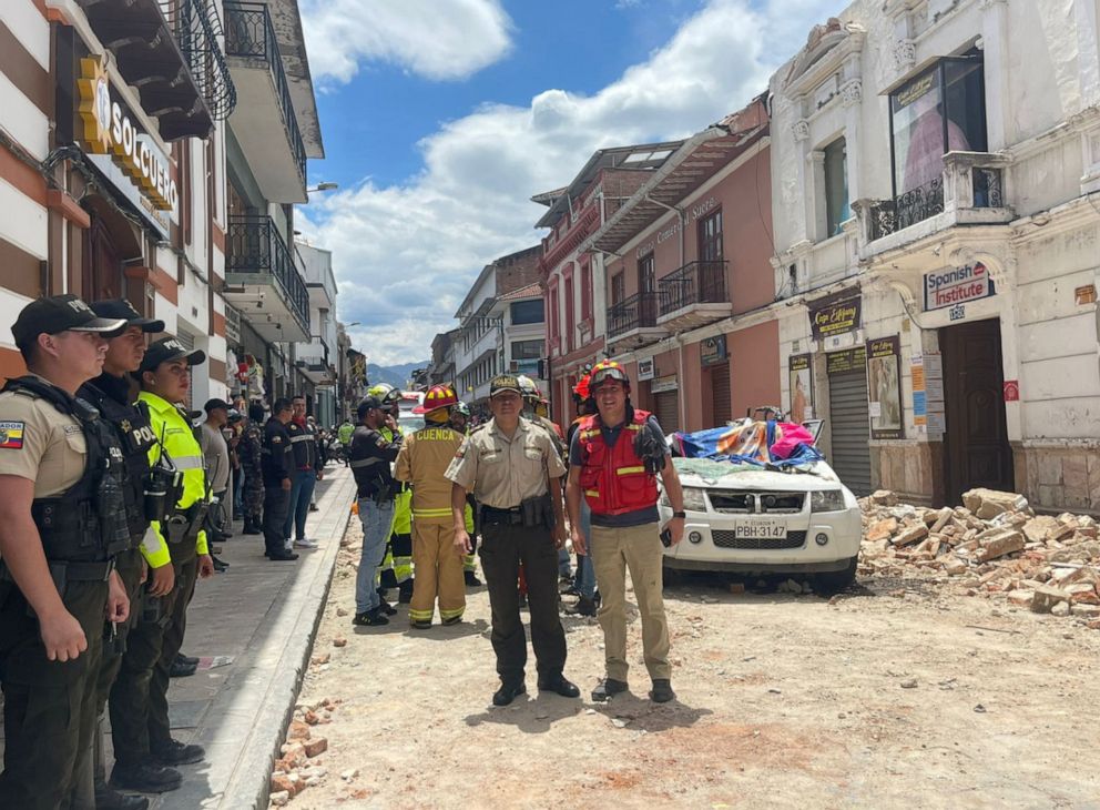 PHOTO : Sur cette image publiée sur son compte Twitter, la police équatorienne examine les dégâts causés par un tremblement de terre, à Cuente, en Équateur, le 18 mars 2023.