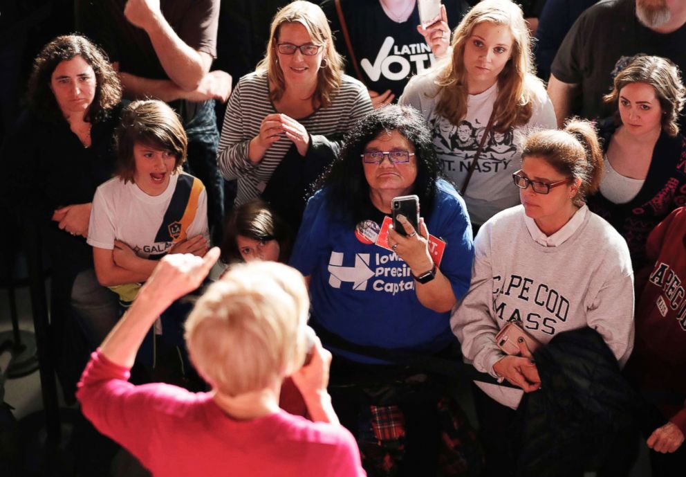 PHOTO: The crowd listens as Sen. Elizabeth Warrenspeaks during an organizing event in Des Moines, Iowa, Jan. 5, 2019.