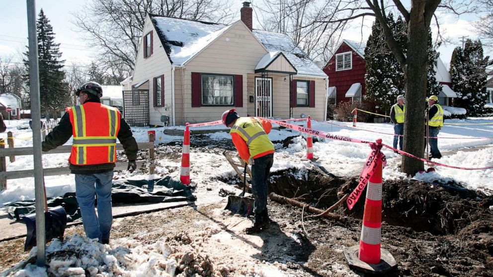 PHOTO: City of Flint, Michigan workers prepare to replace a lead water service line pipe at the site of the first Flint home with high lead levels to have its lead service line replaced under the Mayor's Fast Start program on March 4, 2016 in Flint, Mi.