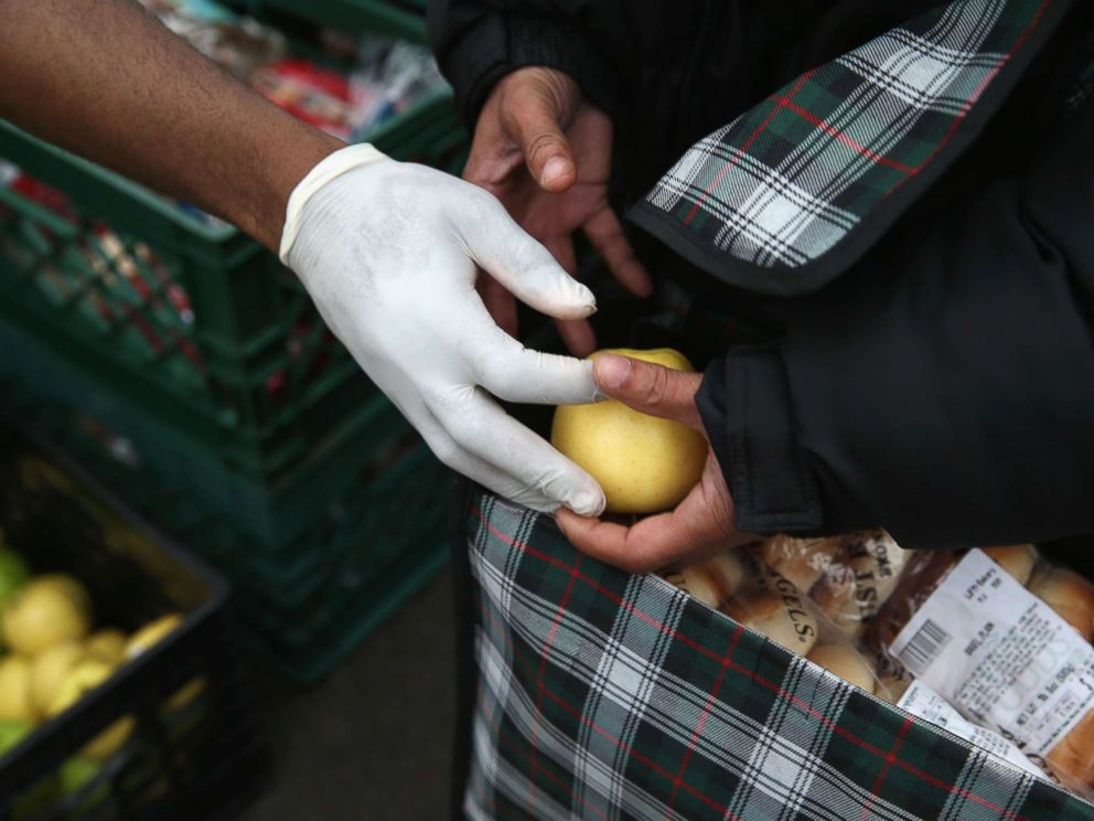 PHOTO: Brooklyn residents receive free food as part of a Bowery Mission outreach program on Dec. 5, 2013 in New York City.