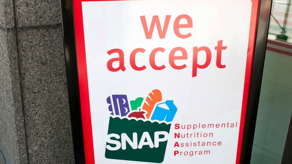 PHOTO: In this Oct. 20, 2012, file photo, a sign in front of a 7-Eleven in New York announces that the convenience store accept SNAP (Supplemental Nutrition Assistance Program).