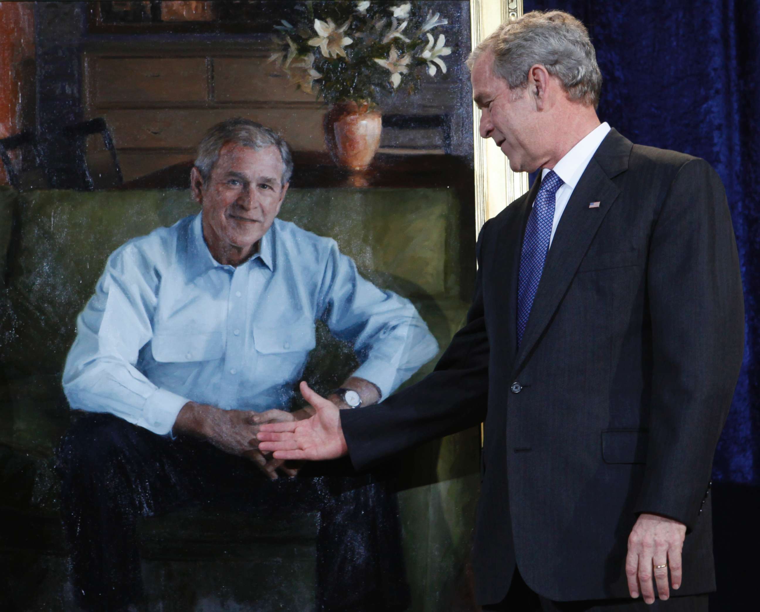 PHOTO: President George W. Bush unveils his portrait at the National Portrait Gallery, Dec. 19, 2008, in Washington.  