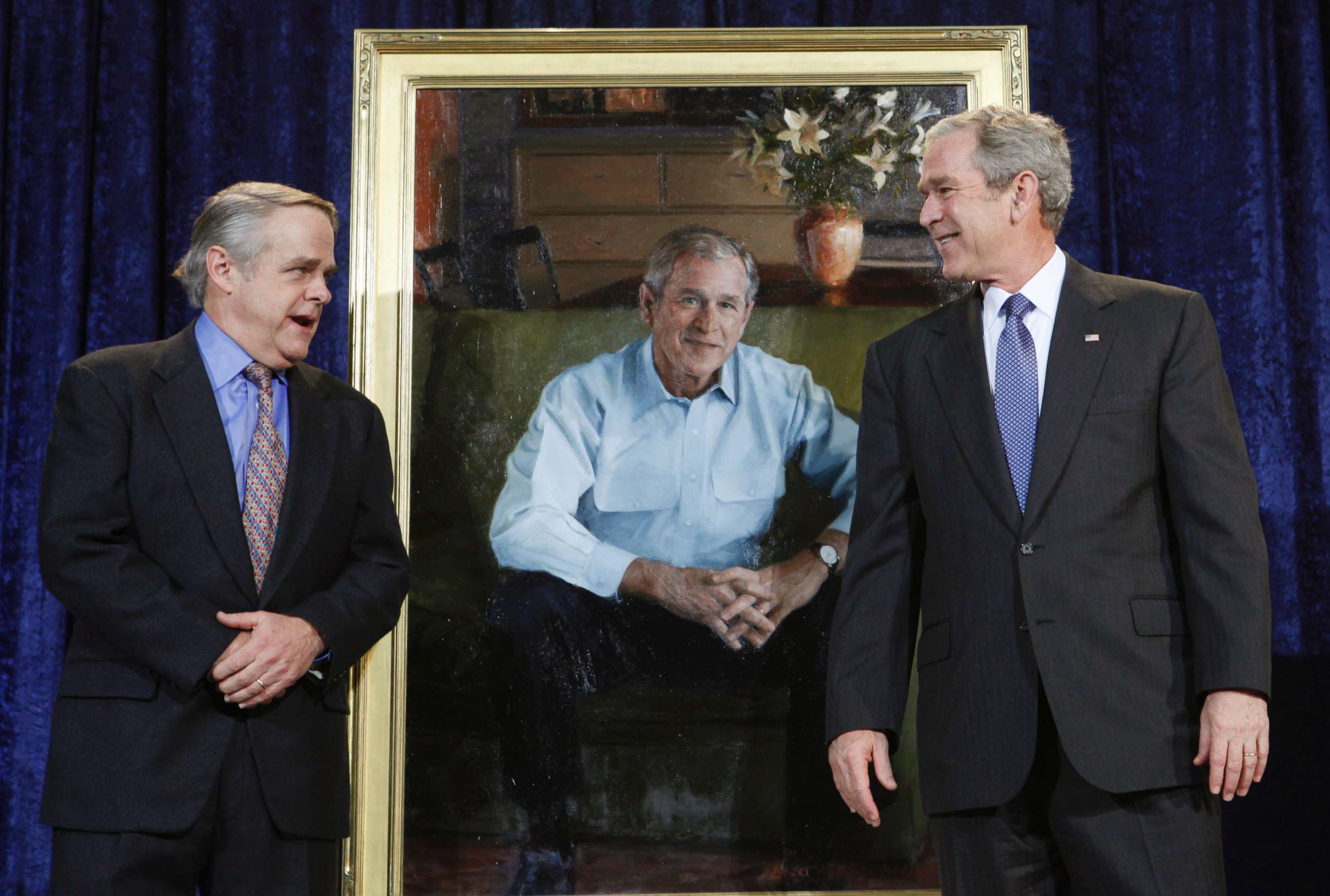 PHOTO: President George W. Bush smiles at artist Robert Anderson after unveiling his portrait at the National Portrait Gallery, Dec. 19, 2008, in Washington.  