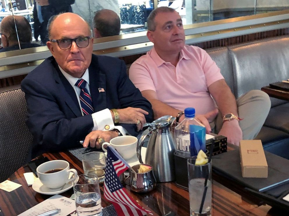 FOTO: El abogado personal del presidente Trump, Rudy Giuliani, con el empresario ucraniano-estadounidense Lev Parnas en el Trump International Hotel en Washington, DC, el 20 de septiembre de 2019.