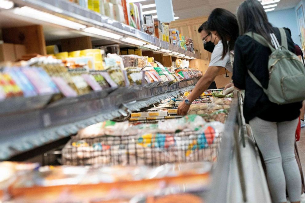 PHOTO: Shoppers pick out food at a grocery store in Washington, D.C., on June 14, 2022.