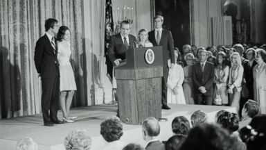 New Photo 6 Sizes! Richard Nixon Leaves White House after Resignation