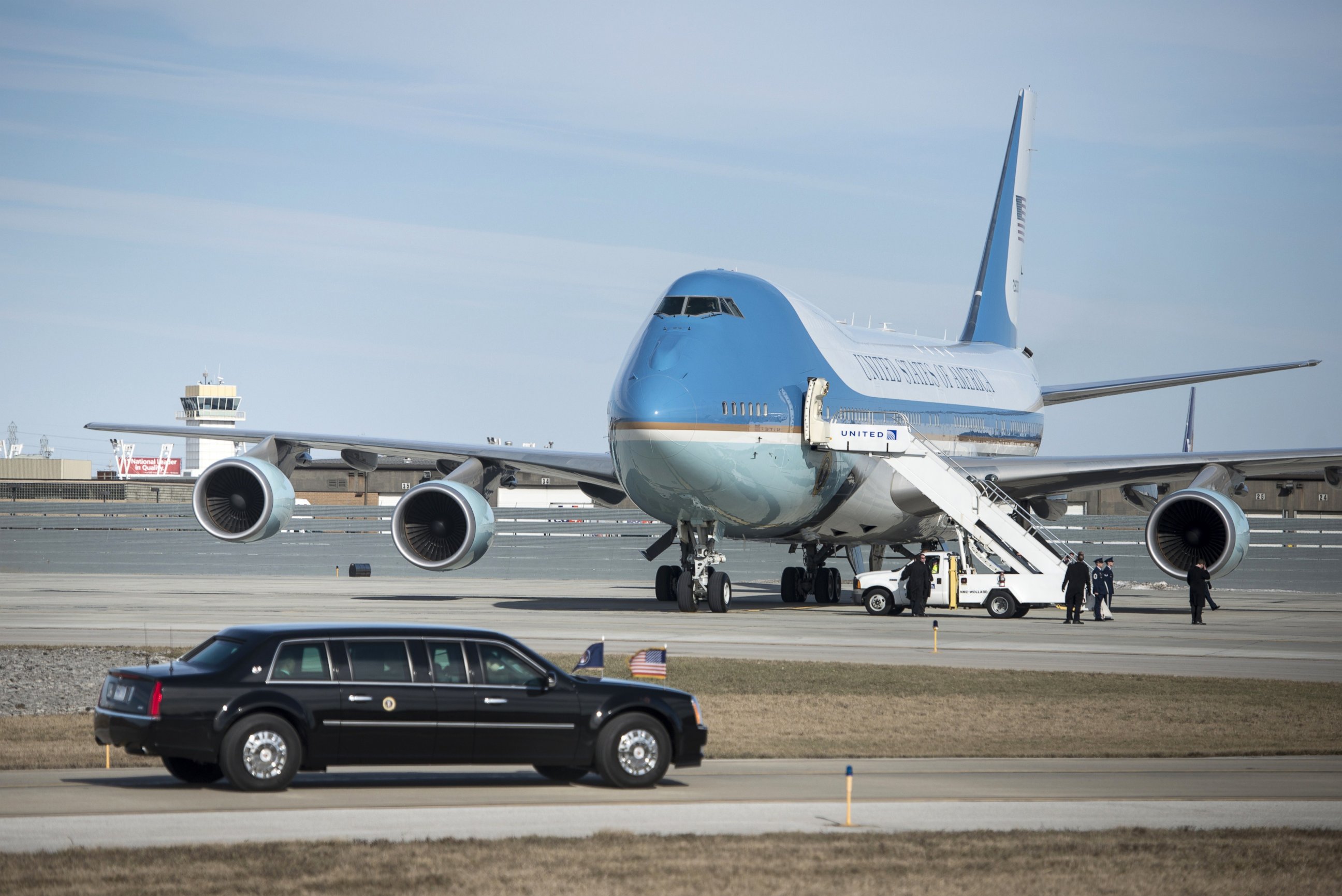 PHOTO: US President Barack Obama's armored limo drives to Air Force One at Cleveland-Hopkins International Airport on March 18, 2015 in Cleveland, Ohio.  