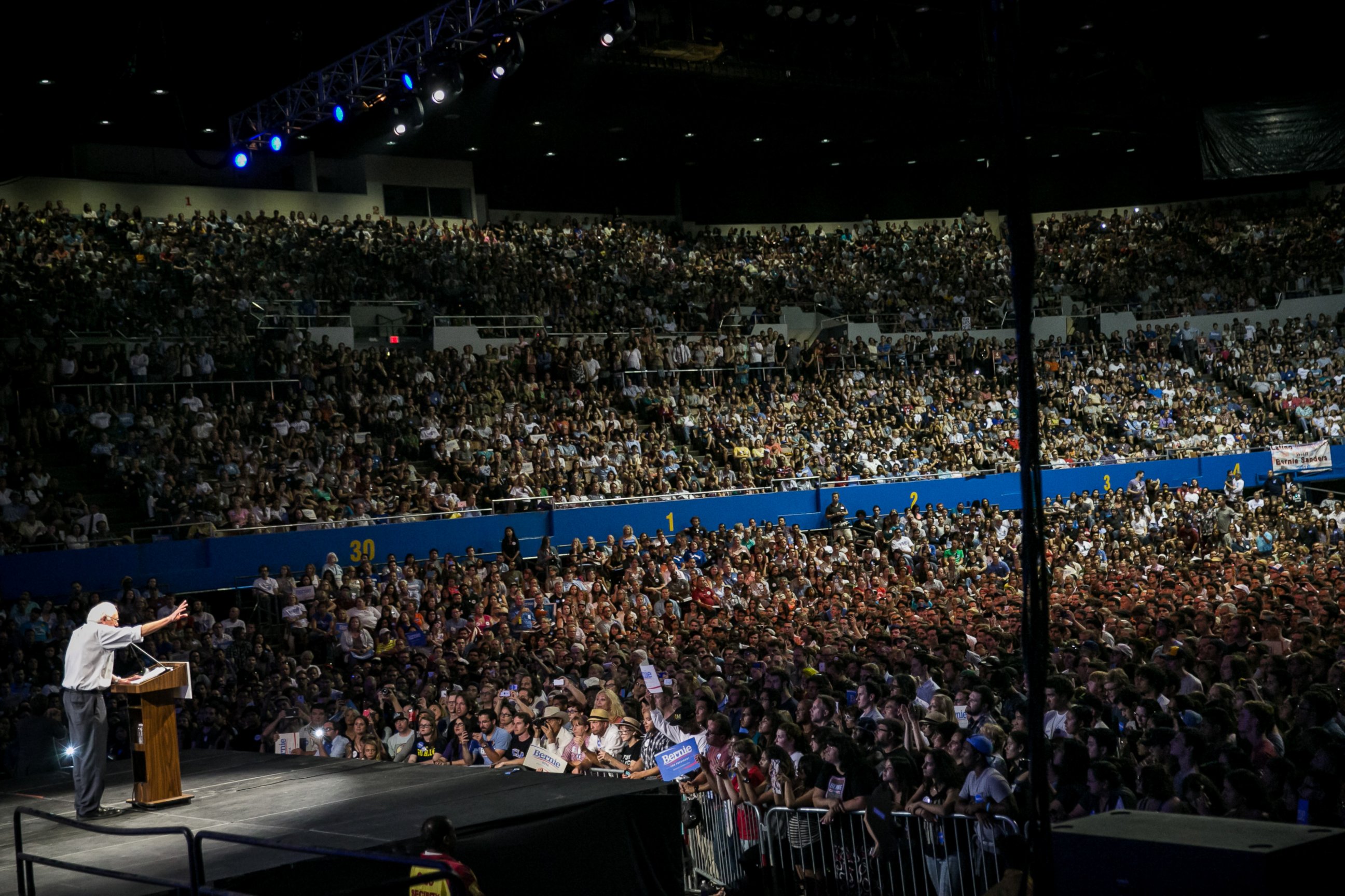 PHOTO: Presidential candidate Bernie Sanders speaks to a sold out crowd during a campaign event in Los Angeles, Calif., Aug. 10, 2015.