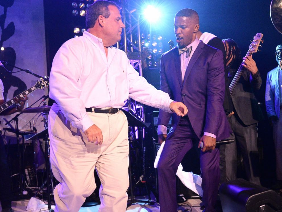 PHOTO: New Jersey Governor Chris Christie dances onstage with Jamie Foxx on Aug. 16, 2014, in East Hampton, N.Y.
