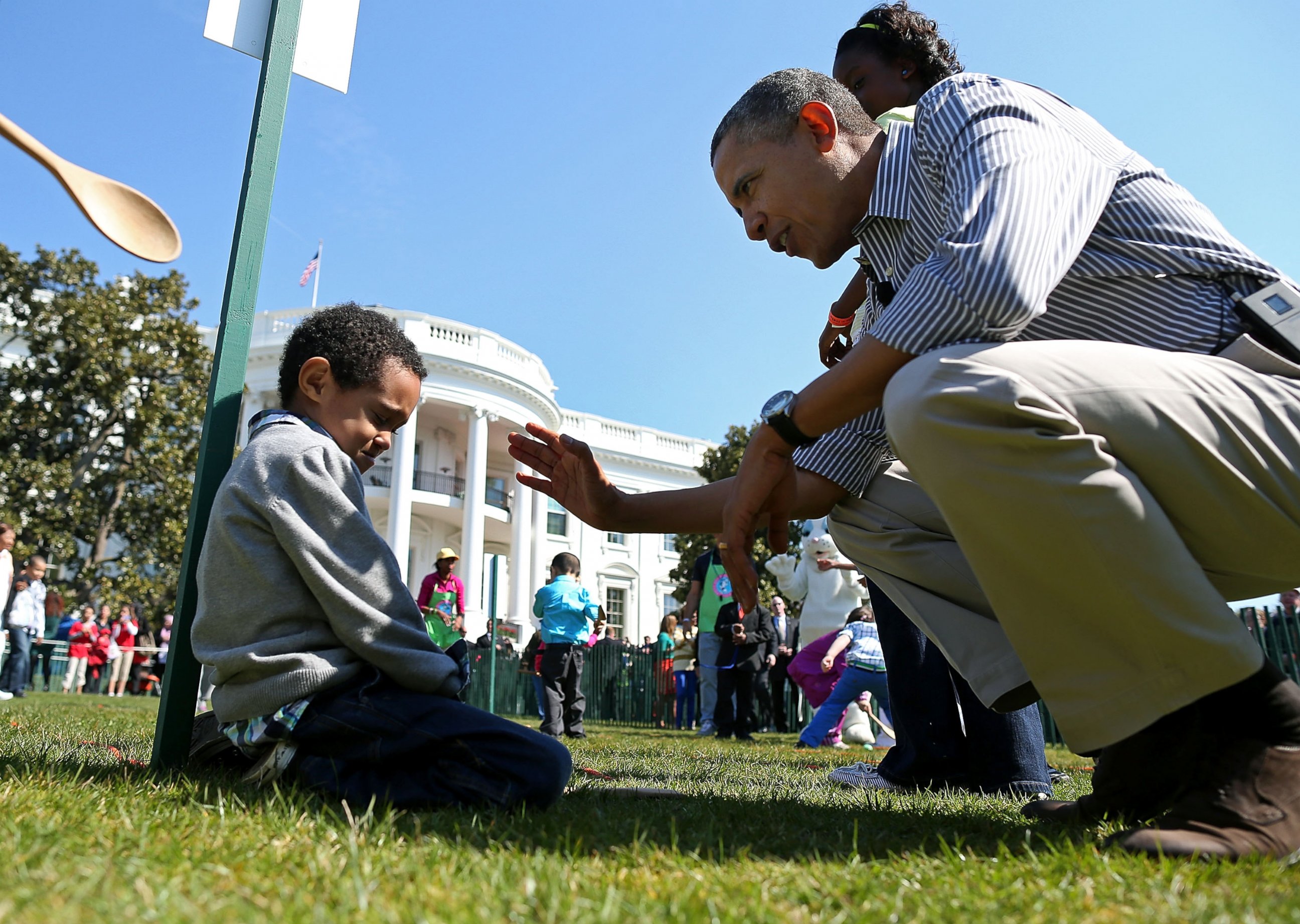 PHOTO: President Barack Obama comforts crying 5 year old Donaivan Frazier during the annual Easter Egg Roll on the White House tennis court April 1, 2013 in Washington.