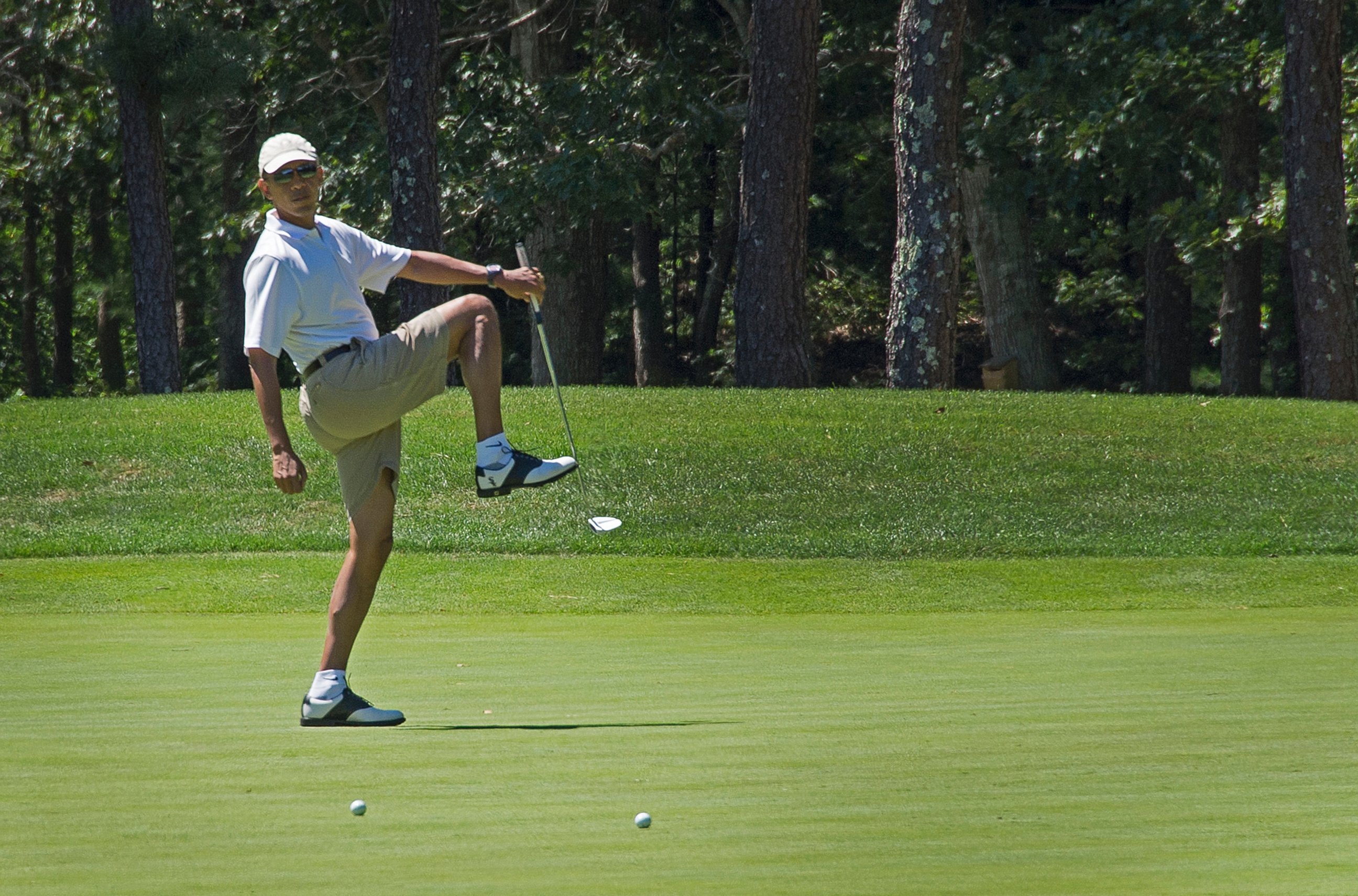 PHOTO: President Barack Obama reacts to a missed putt on the first green at Farm Neck Golf Club in Oak Bluffs, Mass. on August 11, 2013 during the Obama family vacation to Martha's Vineyard.