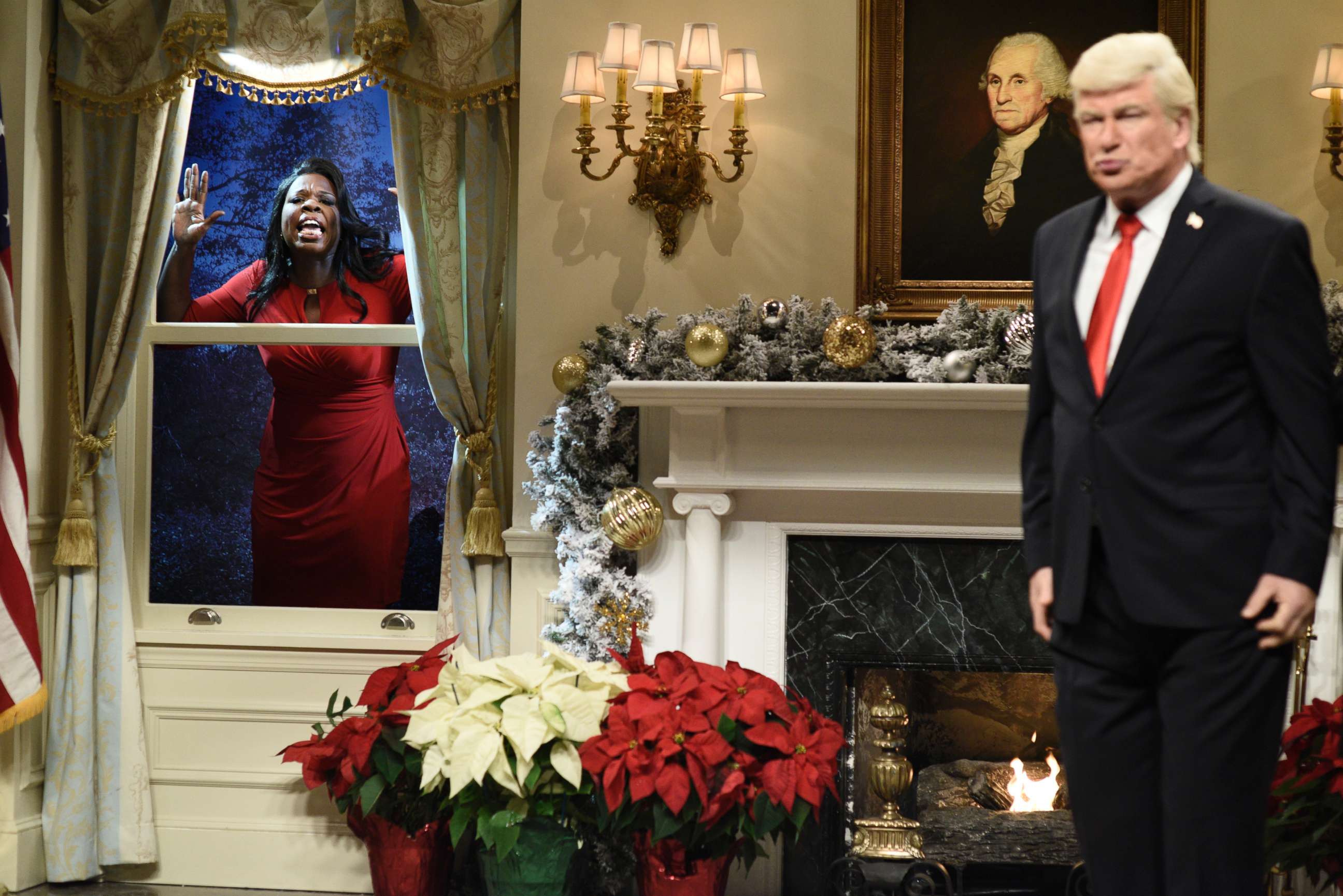 PHOTO: SATURDAY NIGHT LIVE -- Episode 1734 -- Pictured: (l-r) Leslie Jones as Omarosa Manigault, Alec Baldwin as President Donald J. Trump during "White House Tree Trimming Cold Open" in Studio 8H on Saturday, December 16, 2017 