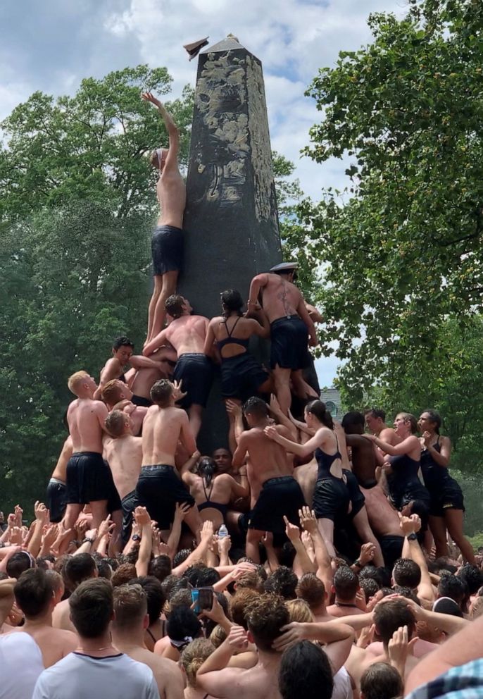 Us Naval Academy Plebes Climb Greased Monument To End Freshmen Year Abc News