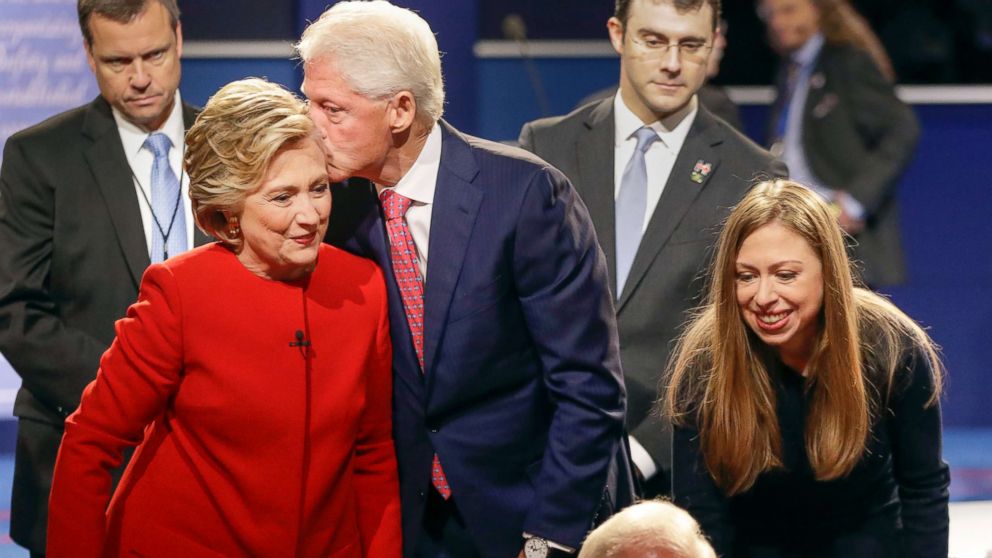 hillary clinton and bill clinton kiss