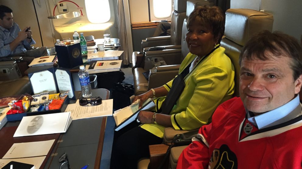 PHOTO: Reps. Eddie Bernice Johnson and Mike Quigley fly aboard Air Force One on June 6, 2015.