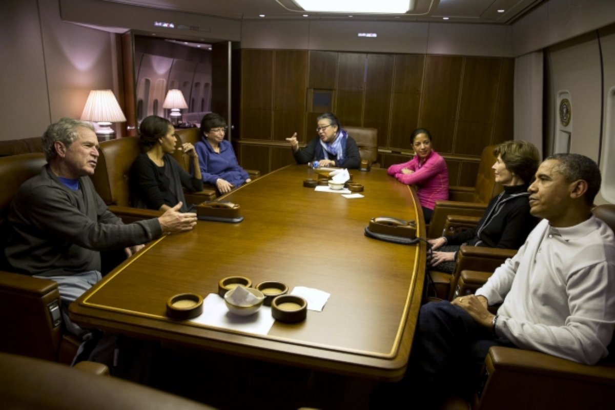 PHOTO: President Obama and President Bush talk as they get ready to have dinner aboard Air Force One with their wives and Valerie Jarrett, Tina Tchen and Susan Rice. 