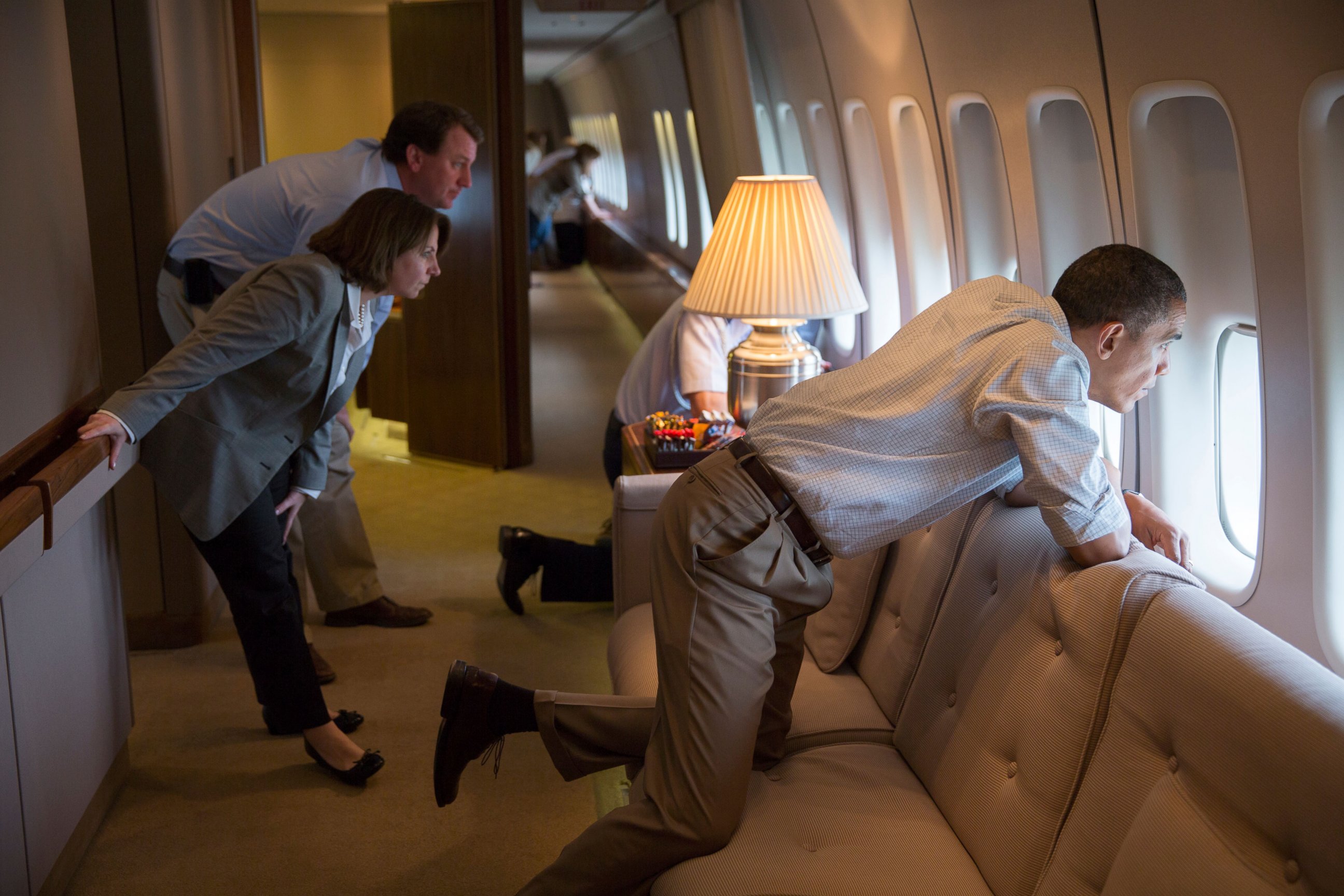 PHOTO: President Barack Obama, Lisa Monaco, and Marvin Nicholson look out the window of Air Force One to view tornado damage before landing at Tinker Air Force Base in Oklahoma, May 26, 2013.