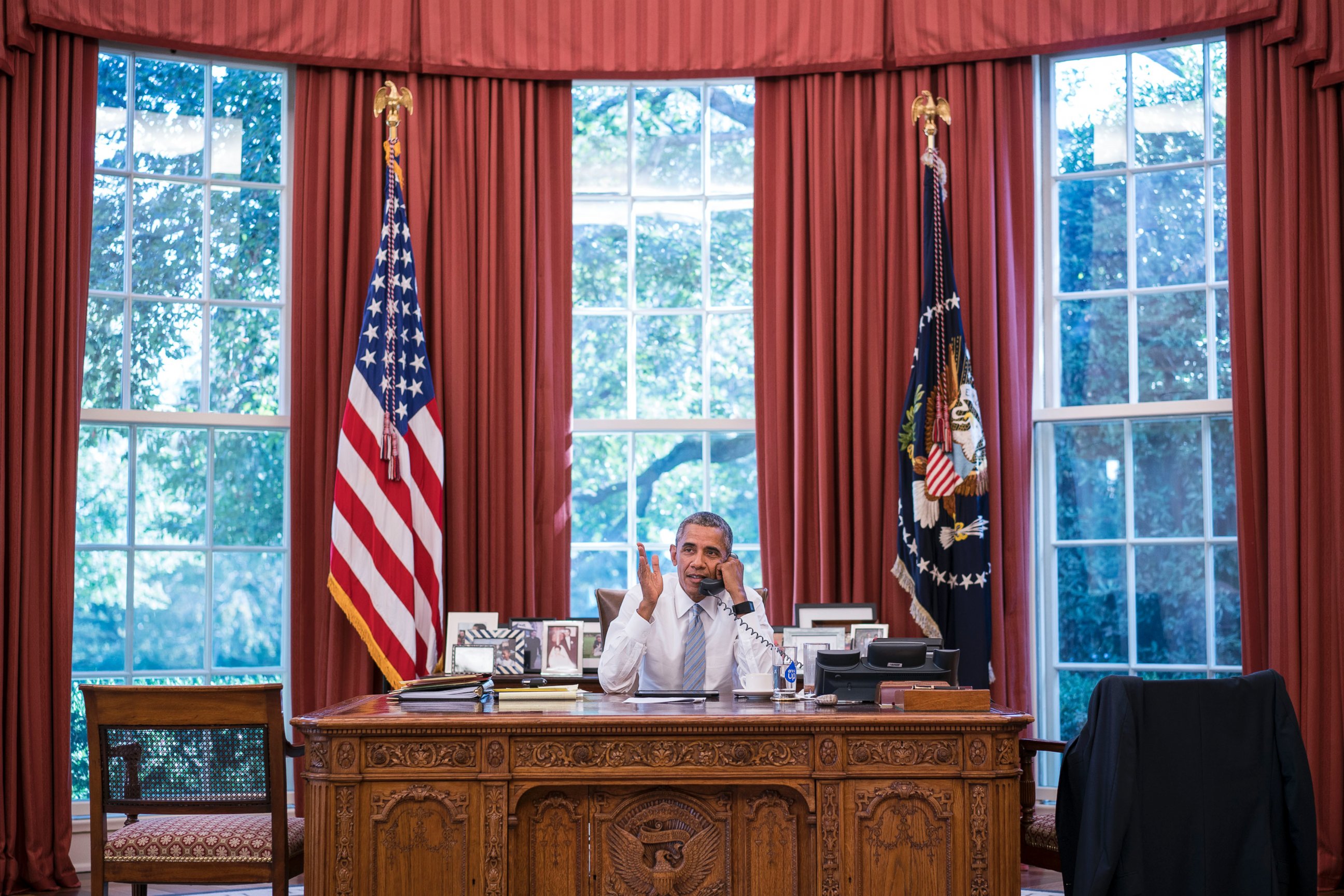 PHOTO: President Barack Obama talks on the phone with Cuba President Ra?l Castro in the Oval Office, Sept. 18, 2015.