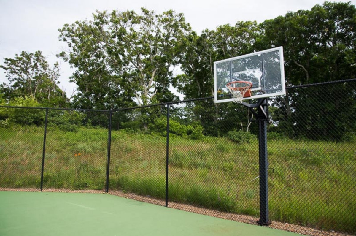 PHOTO: The home where President Obama and his family are vacationing in Chilmark, Massachusetts features a tennis court with a basketball hoop.