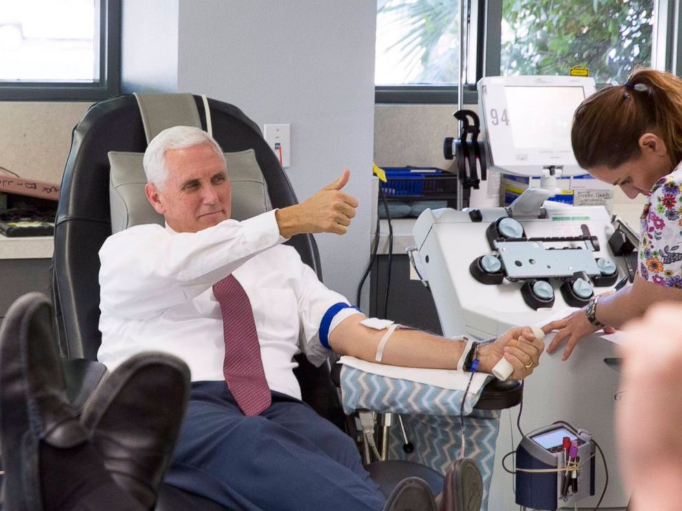 PHOTO: Mike Pence gives a blood donation in Phoenix, Arizona, on October 3, 2017.