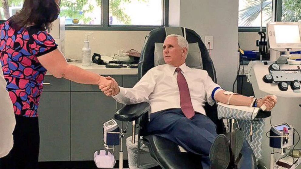 PHOTO: Mike Pence gives a blood donation in Phoenix, Arizona, on October 3, 2017.