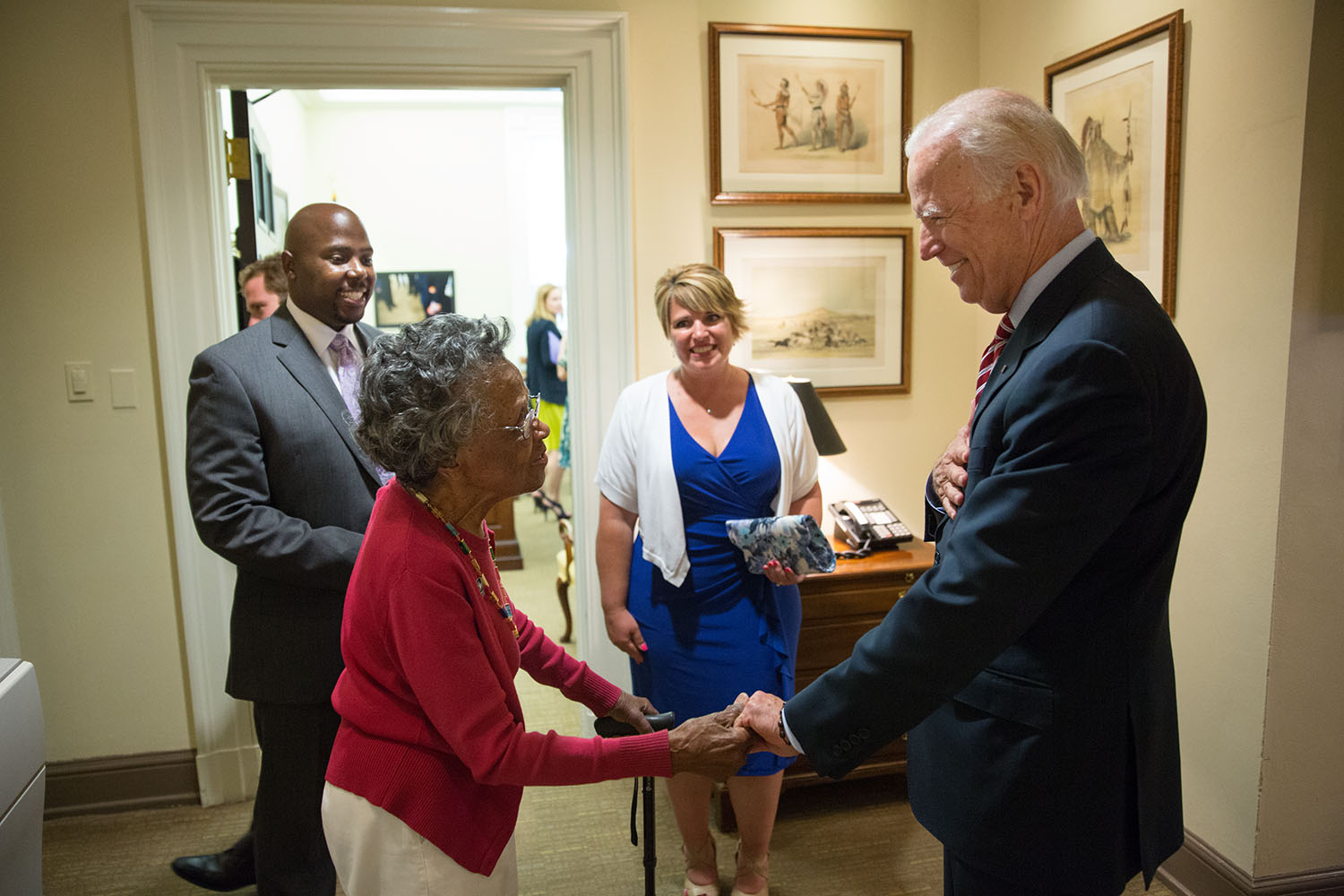 PHOTO: Vice President Joe Biden says goodbye to Vivian Bailey in the hallway outside his West Wing office, May 26, 2015.