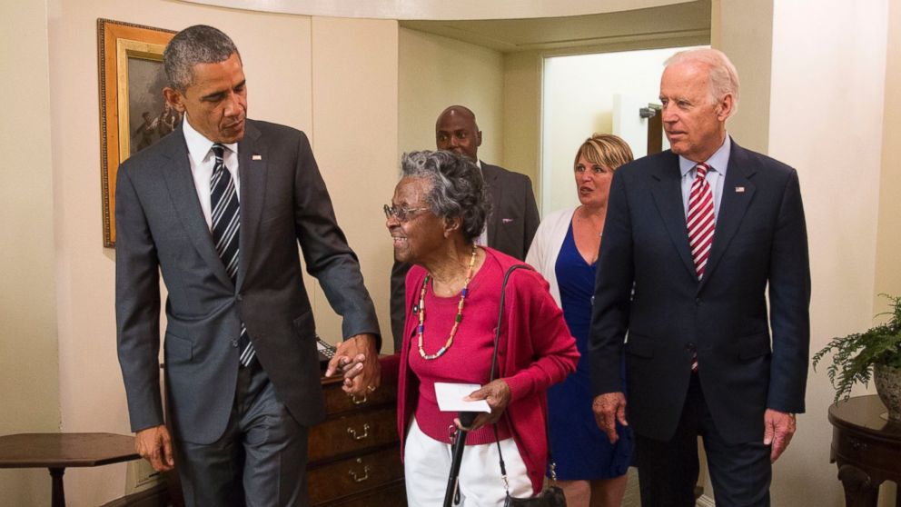PHOTO: President Barack Obama welcomes Vivian Bailey, escorted by Vice President Joe Biden just outside the Oval Office, May 26, 2015.