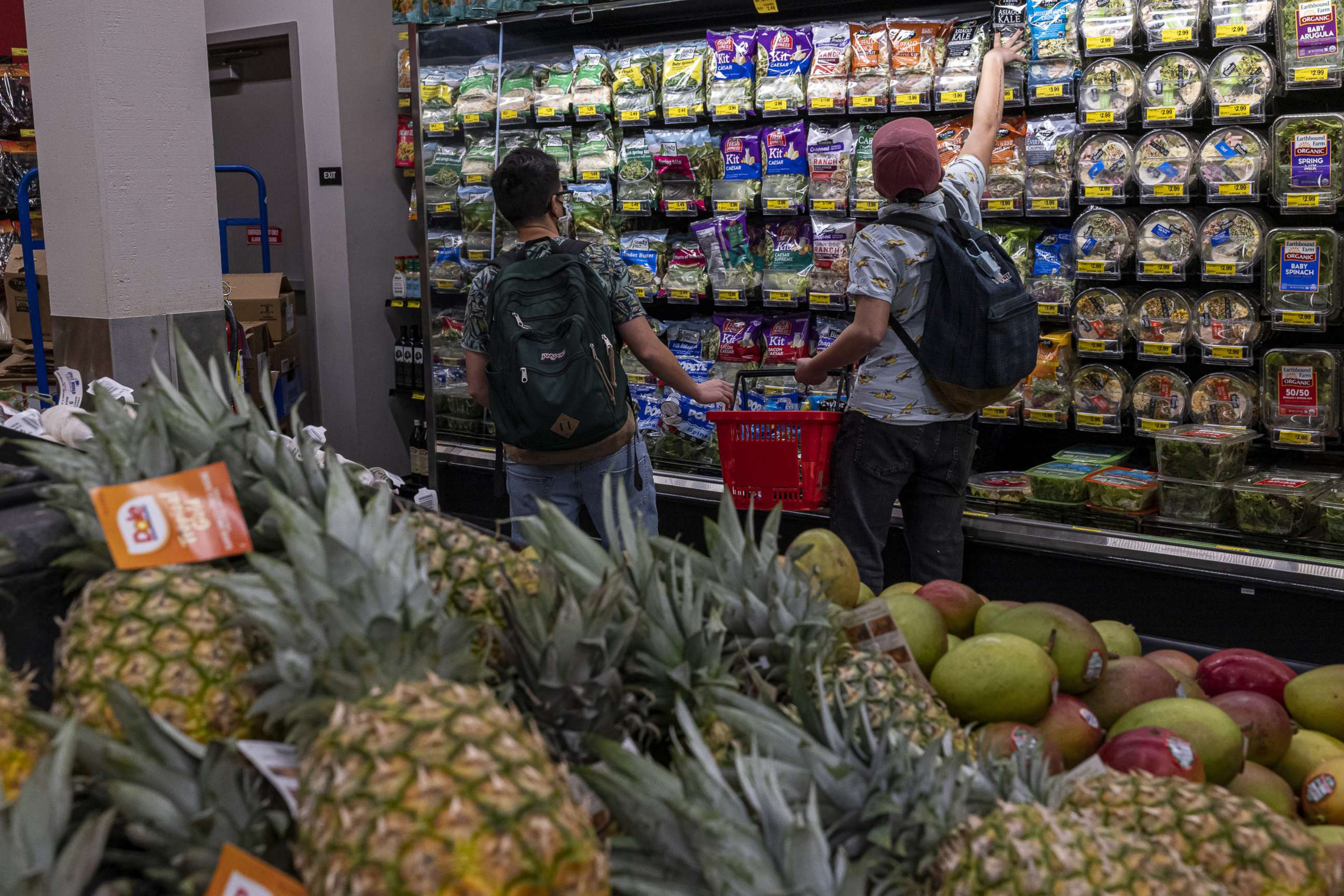 PHOTO: Customers shop for groceries at a store in San Francisco, Nov. 11, 2021.