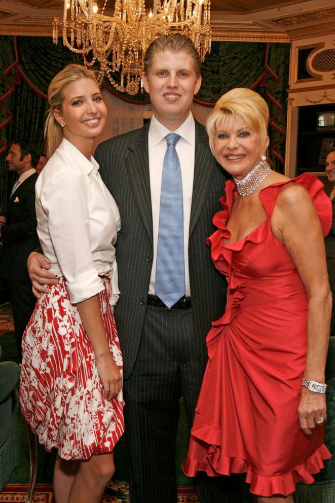 PHOTO : Ivanka Trump, Eric Trump et Ivana Trump assistent à une réception organisée à la résidence d'Ivana Trump à New York le 2 mai 2007.