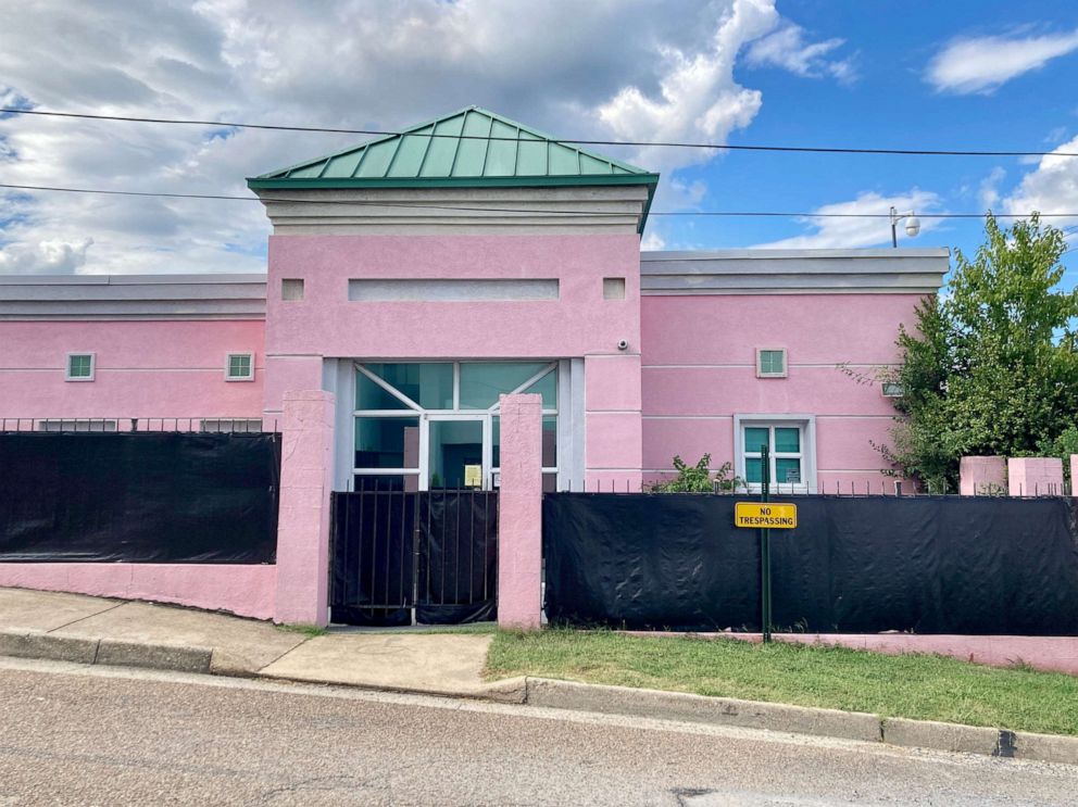 PHOTO: Mississippi abortion rights advocates erect black screens along the fence surrounding Jackson Women's Health in an effort to protect patients from protests on the outside.
