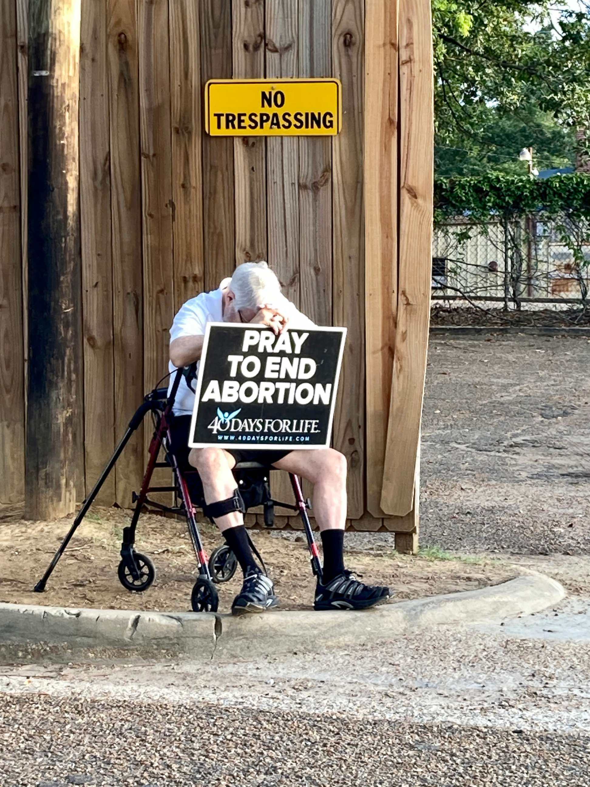 PHOTO: Abortion rights opponents gather daily outside the parking lot at Mississippi's last remaining abortion clinic.