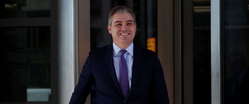 ΦΩΤΟ: Ο ανταποκριτής του Λευκού Οίκου CNN Jim Acosta χαμογελάει όταν αναχωρεί αφού ένας δικαστής επανέφερε προσωρινά τα διαπιστευτήρια του στο Λευκό Οίκο μετά από ακρόαση στο αμερικανικό περιφερειακό δικαστήριο στην Ουάσιγκτον στις 16 Νοεμβρίου 2018.