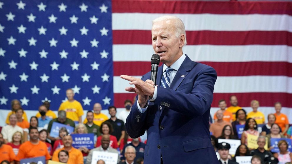 FOTO: El presidente Joe Biden pronuncia comentarios sobre los delitos con armas de fuego y su "Plan para una América más segura" en un evento en Wilkes Barre, Pennsylvania el 30 de agosto de 2022.