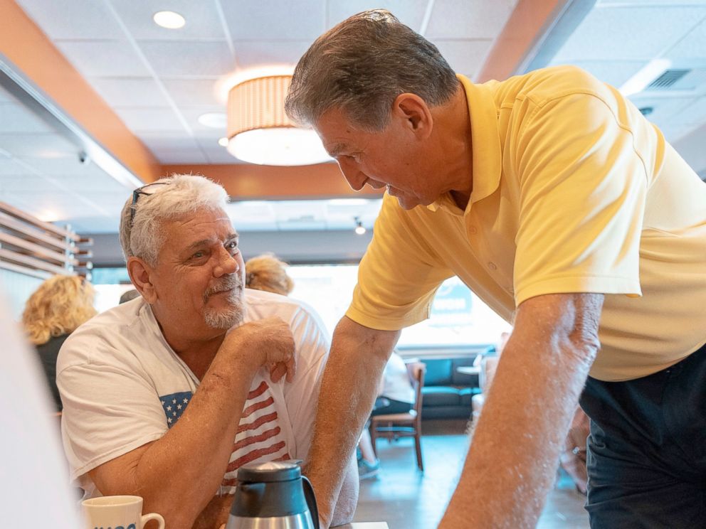 PHOTO: Le sénateur Joe Manchin parle à John Heron de Dunbar, Virginie-Occidentale, au sujet de son récent vote au Sénat pour confirmer Brett Kavanaugh, le dimanche 7 octobre 2018 à l'IHOP à Charleston, Virginie-Occidentale.