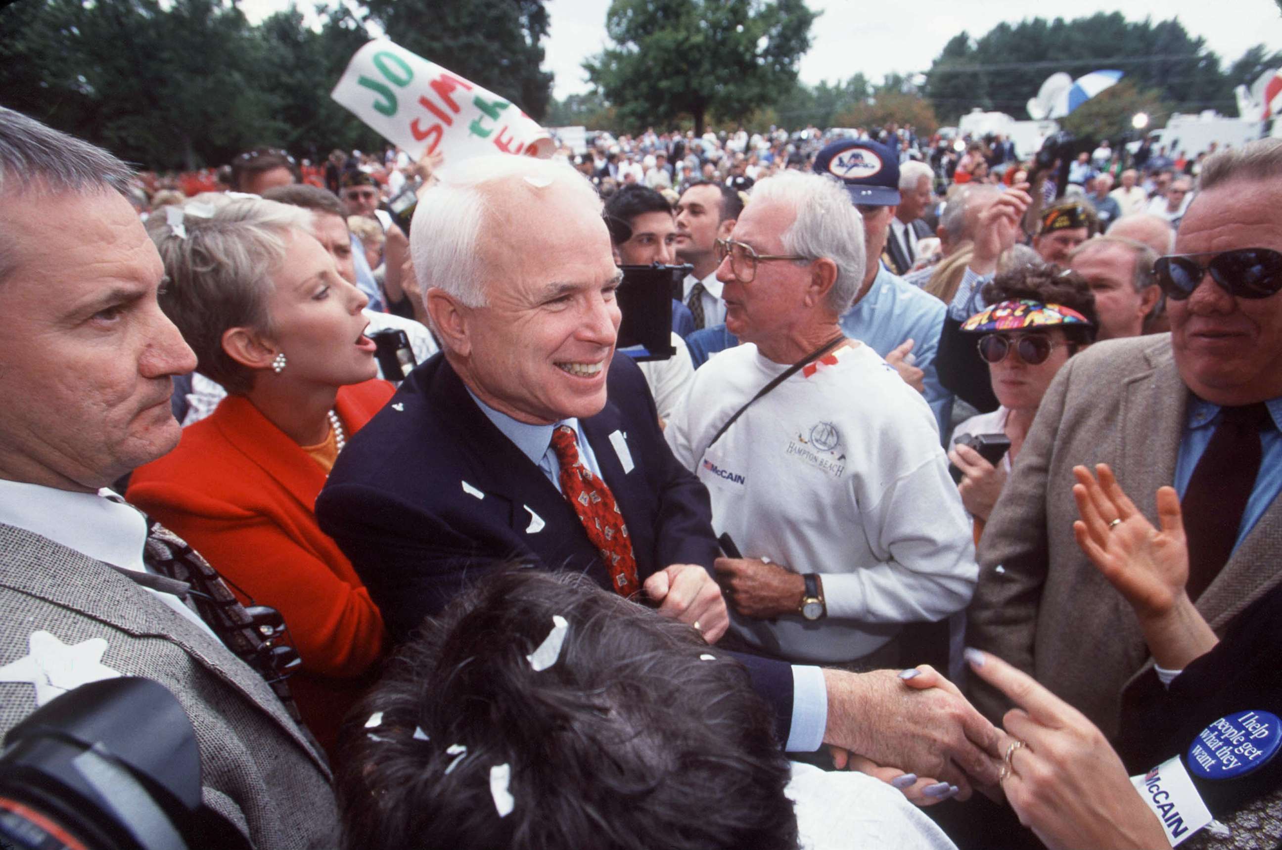 PHOTO: John Mccain declares his candidacy for President of the U.S., on Sept. 27, 1999, in Nahua, N.H.