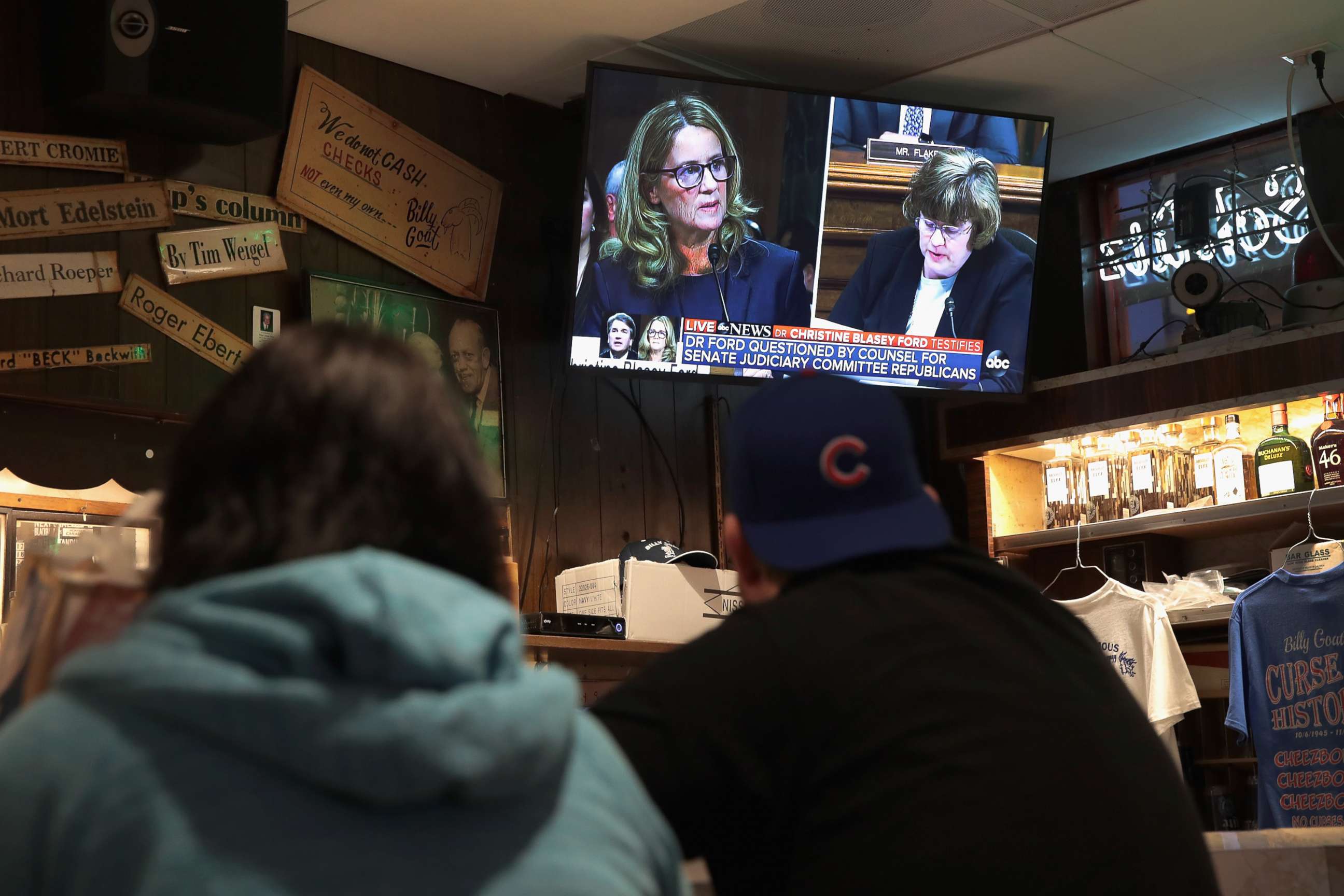 PHOTO: Patrons watch the television at the Billy Goat Tavern during the Senate Judiciary Committee on Capitol Hill, Sept. 27, 2018 in Chicago.