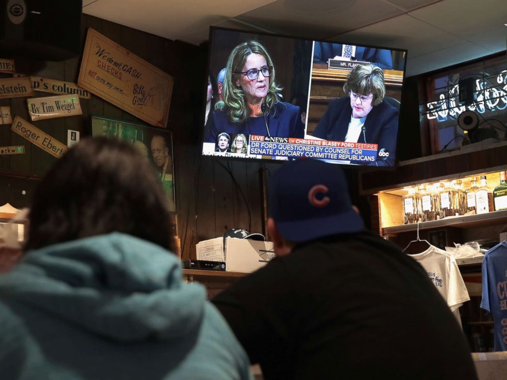PHOTO: Patrons watch the television at the Billy Goat Tavern during the Senate Judiciary Committee on Capitol Hill, Sept. 27, 2018 in Chicago.