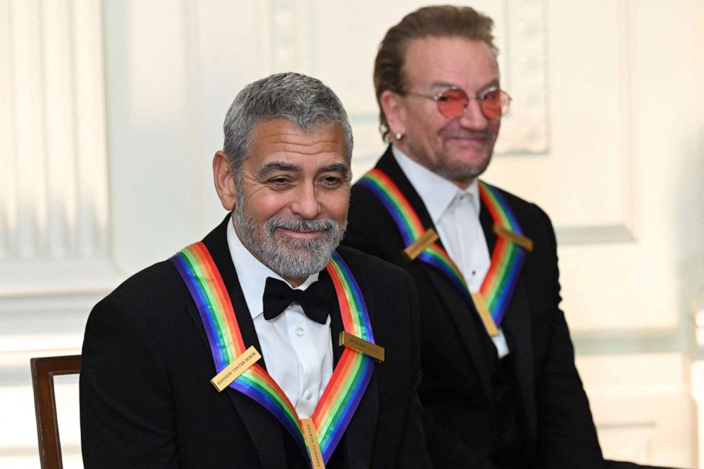 FOTO: Los laureados del Centro Kennedy El actor estadounidense George Clooney y Bono de la banda U2 asisten a una recepción para los laureados del Centro Kennedy en el Salón Este de la Casa Blanca, el 4 de diciembre de 2022, en Washington.