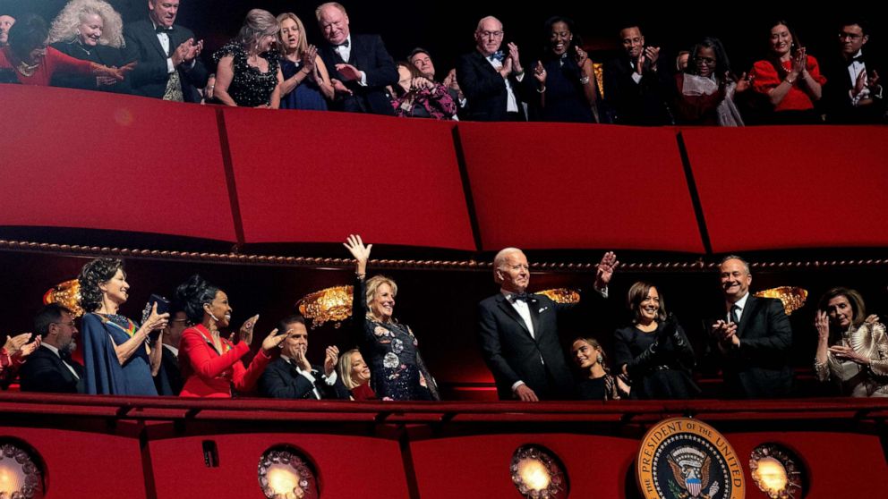 FOTO:  El presidente Joe Biden y la primera dama Jill Biden asisten a los 45º Kennedy Center Honors el 4 de diciembre de 2022 en Washington, DC.