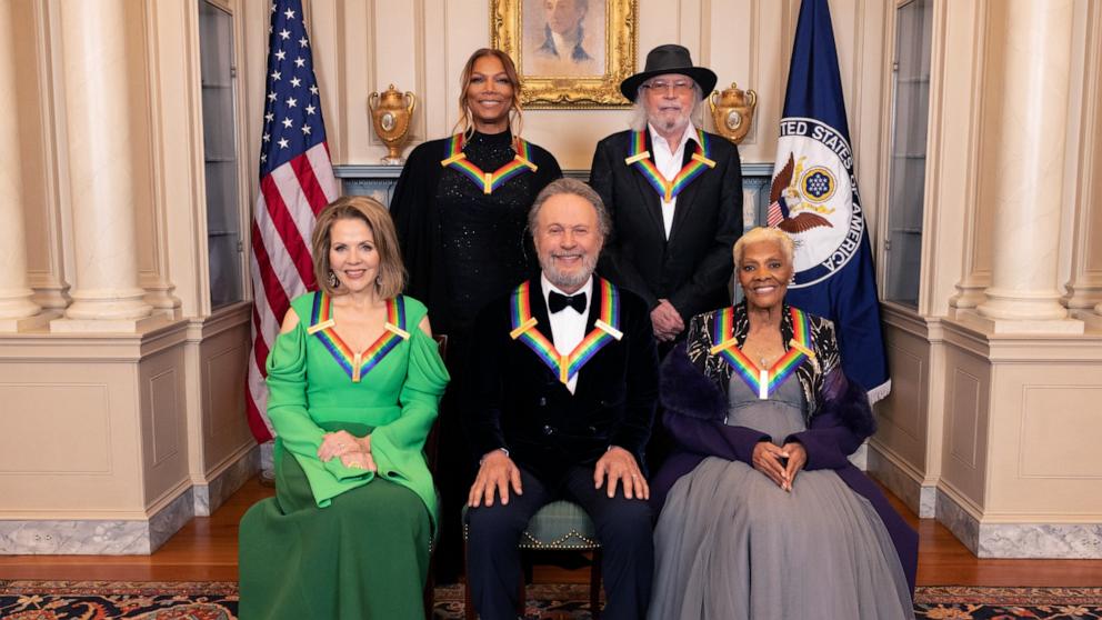 Biden feiert die Preisträger des Kennedy Centers, darunter Billy Crystal und Queen Latifah