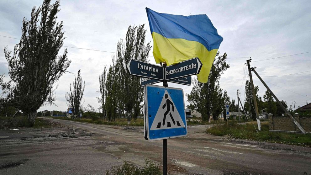 PHOTO: A Ukrainian flag waves on a street of the recently liberated village of Vysokopillya, Kherson region, amid the Russian invasion of Ukraine, Sep. 27, 2022.
