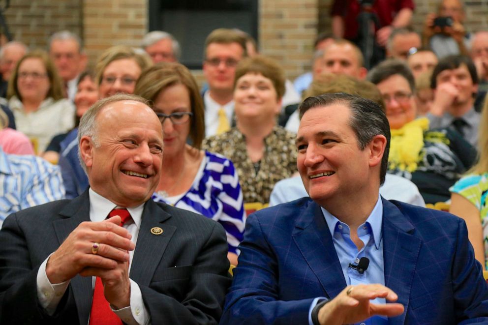 PHOTO: Presidential candidate Sen. Ted Cruz, right, sits in the front row with Rep. Steve King, at a town hall event at Morningside College in Sioux City, Iowa, April 1, 2015.