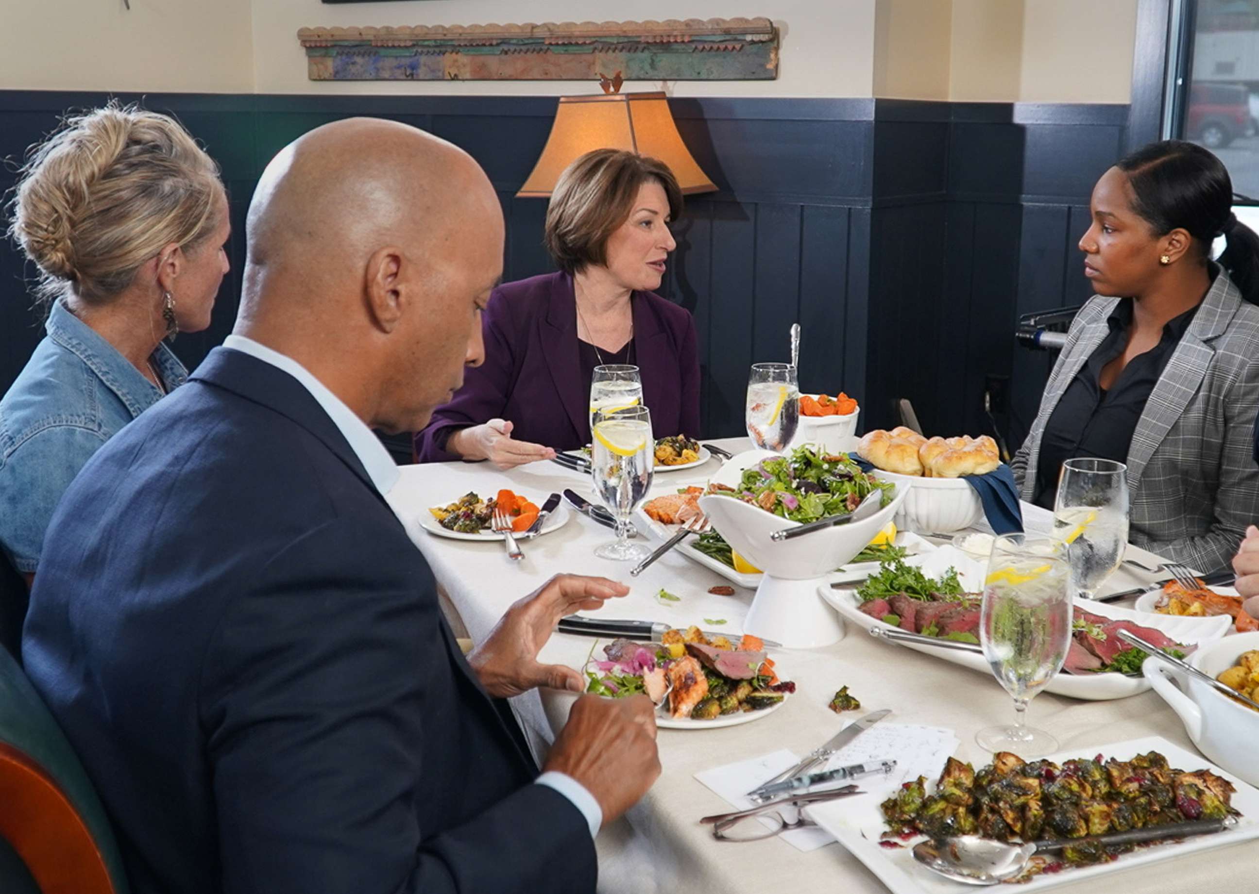 PHOTO: ABC News' Byron Pitts moderates a conversation with 2020 Democratic presidential candidate Amy Klobuchar on the campaign trail and three undecided voters at a restaurant in Bedford, N.H.