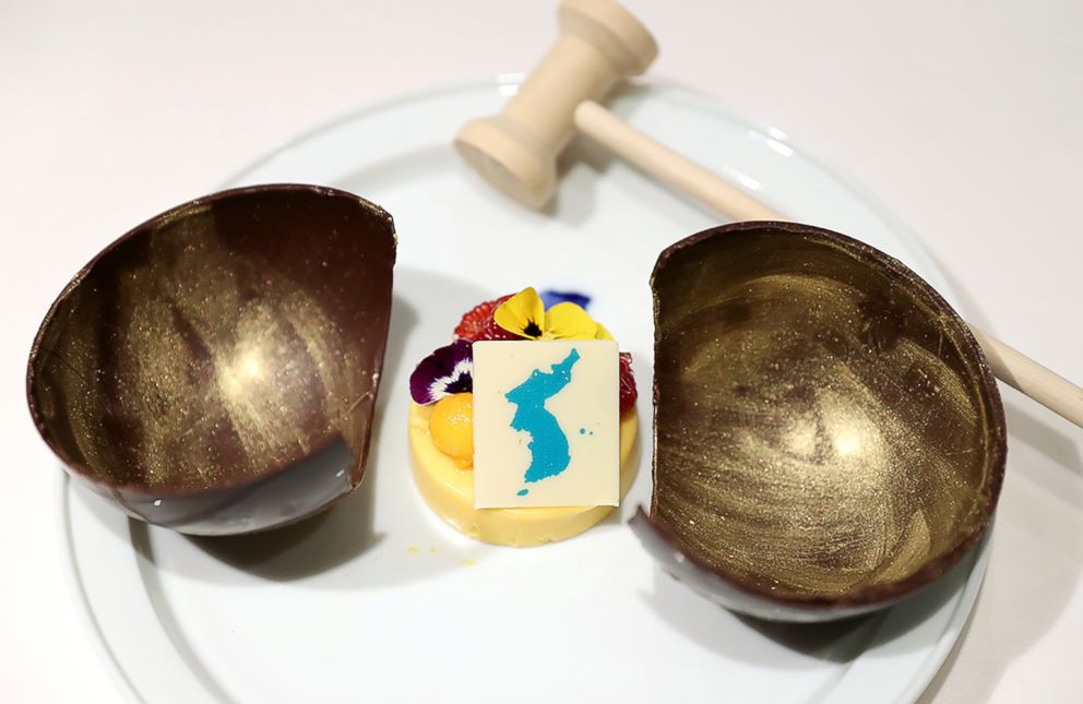 PHOTO: A mango mousse cake decorated with a garnish in the shape of a unified Korean peninsula, which will be served at the dinner of the upcoming inter-Korean summit. The wooden bowl will be broken by a hammer to symbolize the start of reconciliation.