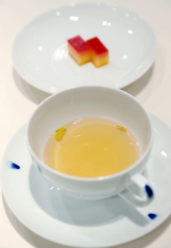 PHOTO: North Korea's mushroom tea and South Korea's tangerine cake, which will be served at the dinner of the upcoming inter-Korean summit.